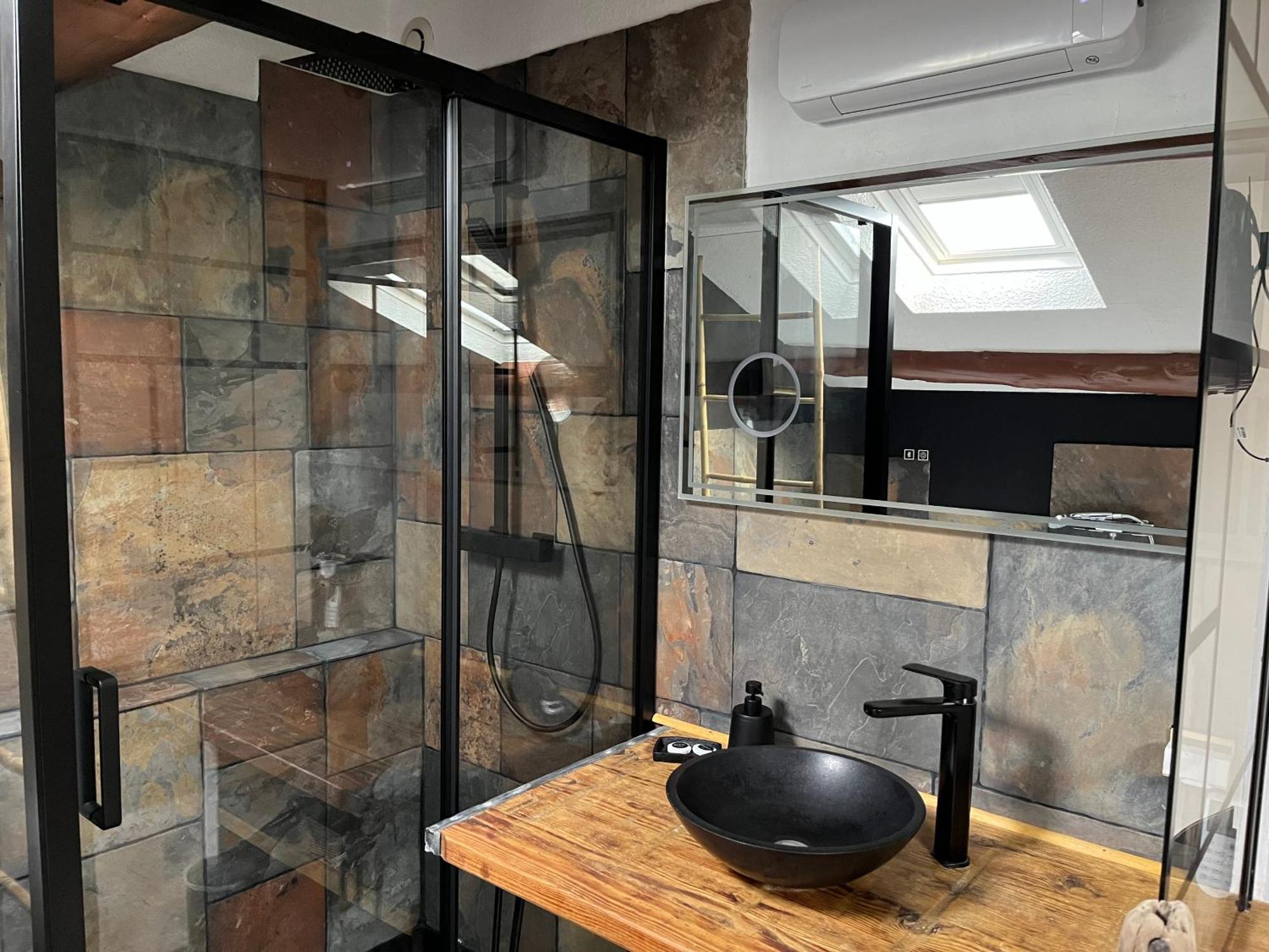Appartement Duplex lumineux sur gde terrasse, parking, livebox à Entraigues-sur-la-Sorgue Extérieur photo